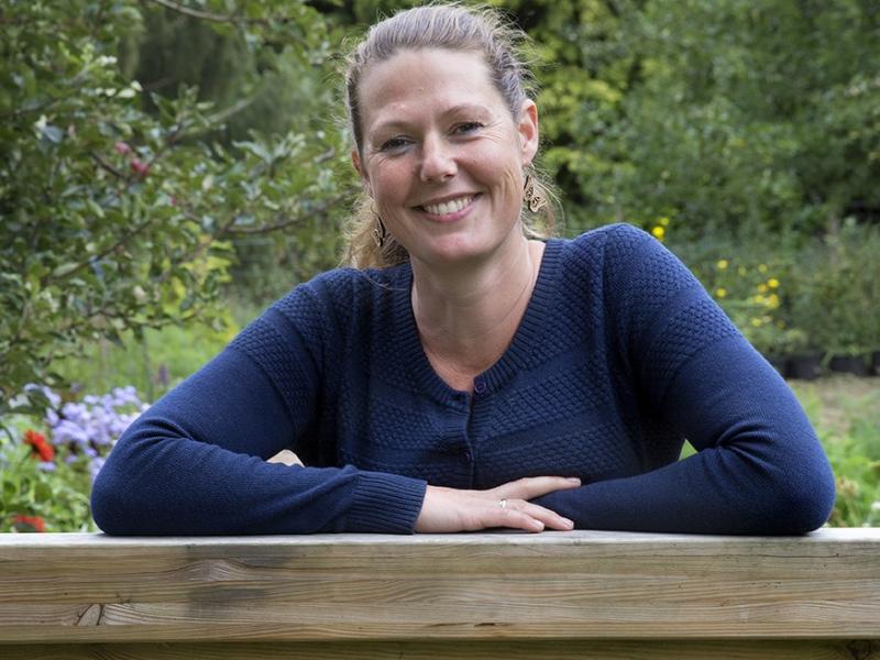 Portræt af Signe Schrøder - ekspert i regenerative køkkenhaver