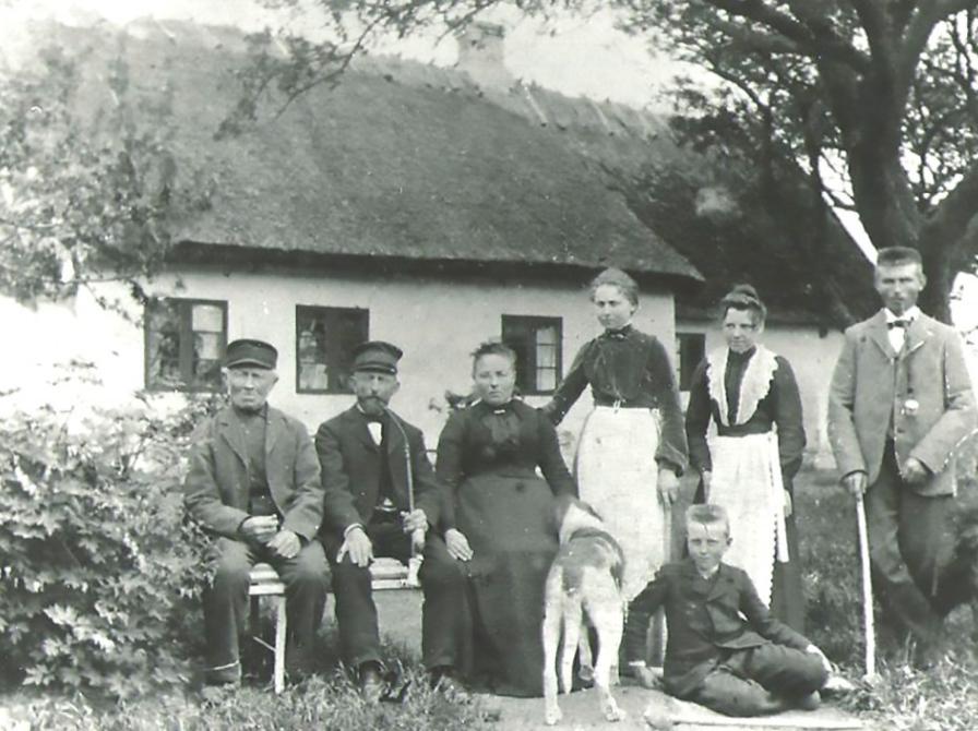 Gammelt foto af familie på Marienlund