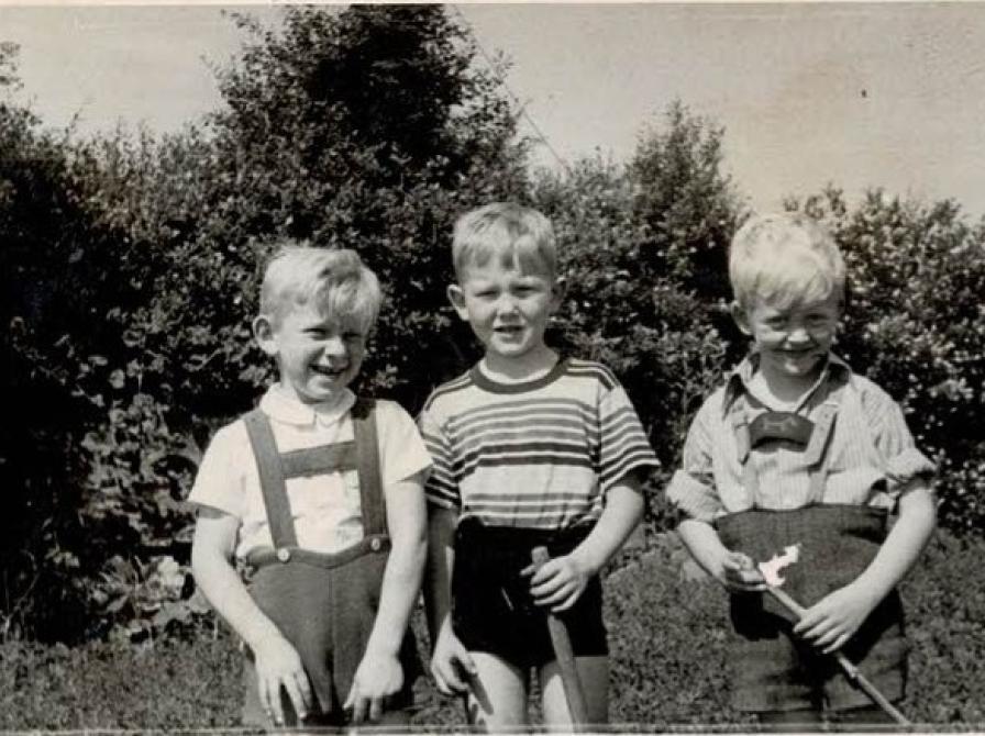 I 1953 er Niels, Jørgen og en legekammerat fra byen på vej op på Maglebjerg