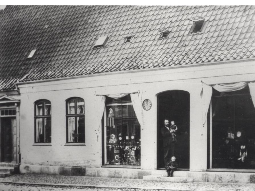 Storgade 25: Urmager Carl Lange med sønner. Ca. 1880